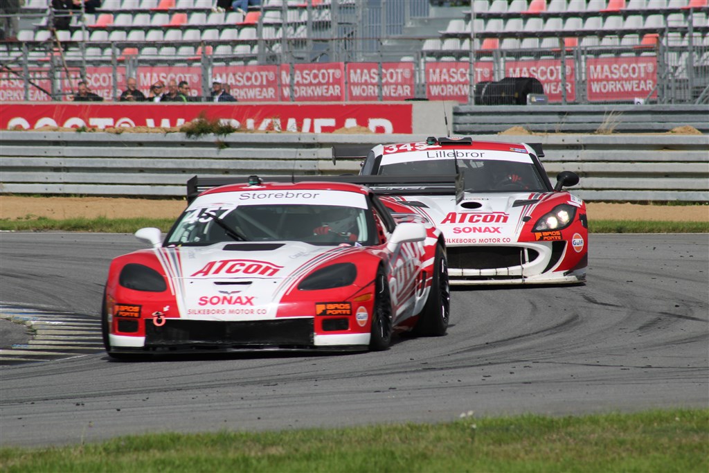 Storebror og lillebror – Michael og Claus Klostermann. Storbror havde som sædvanligt den Extreme Corvette C6, mens Claus måtte ”nøjes” med GT-B Ginetta G55 raceren, som de to netop havde kørt 24 timers løb med, weekenden inden.
(Foto: JJ Media)